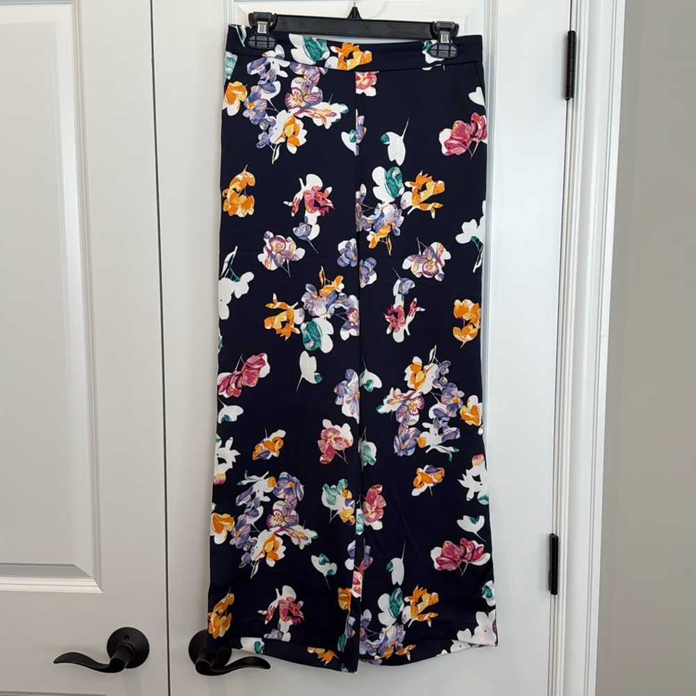 Flowy lightweight floral Capri pants 👖 w/ front pockets, size small